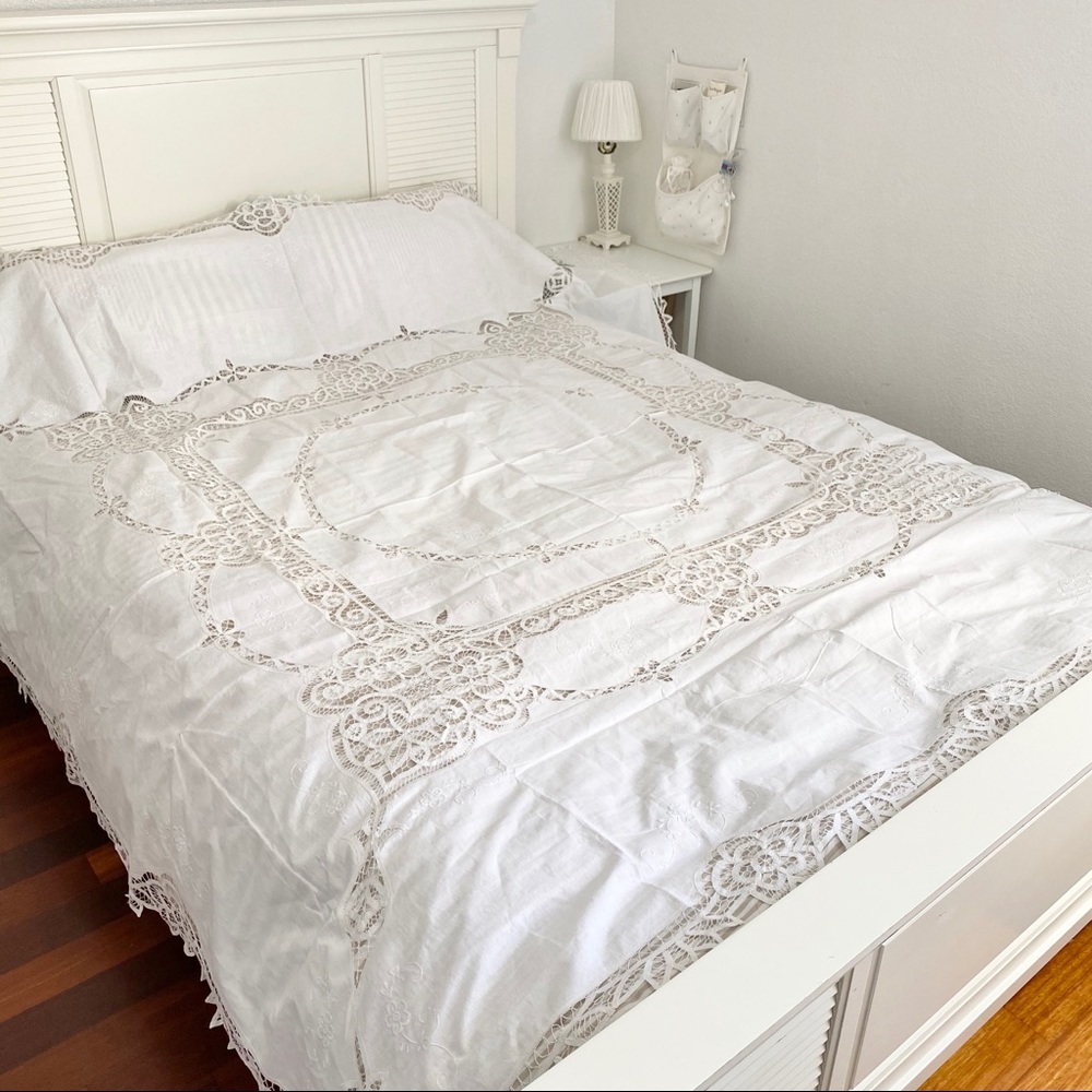 New Vintage Antique Heirloom Tablecloth /bed cover